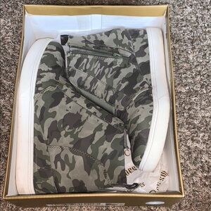 GC. Shoes Womens Raja Camo wedge Size 10